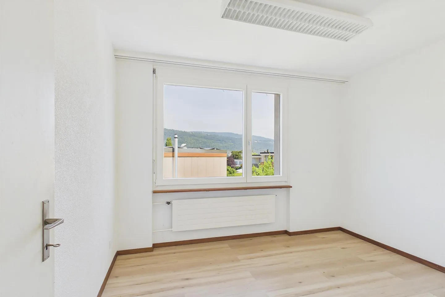 Charming 5-Room Townhouse in Ipsach - Photo 6 of 12