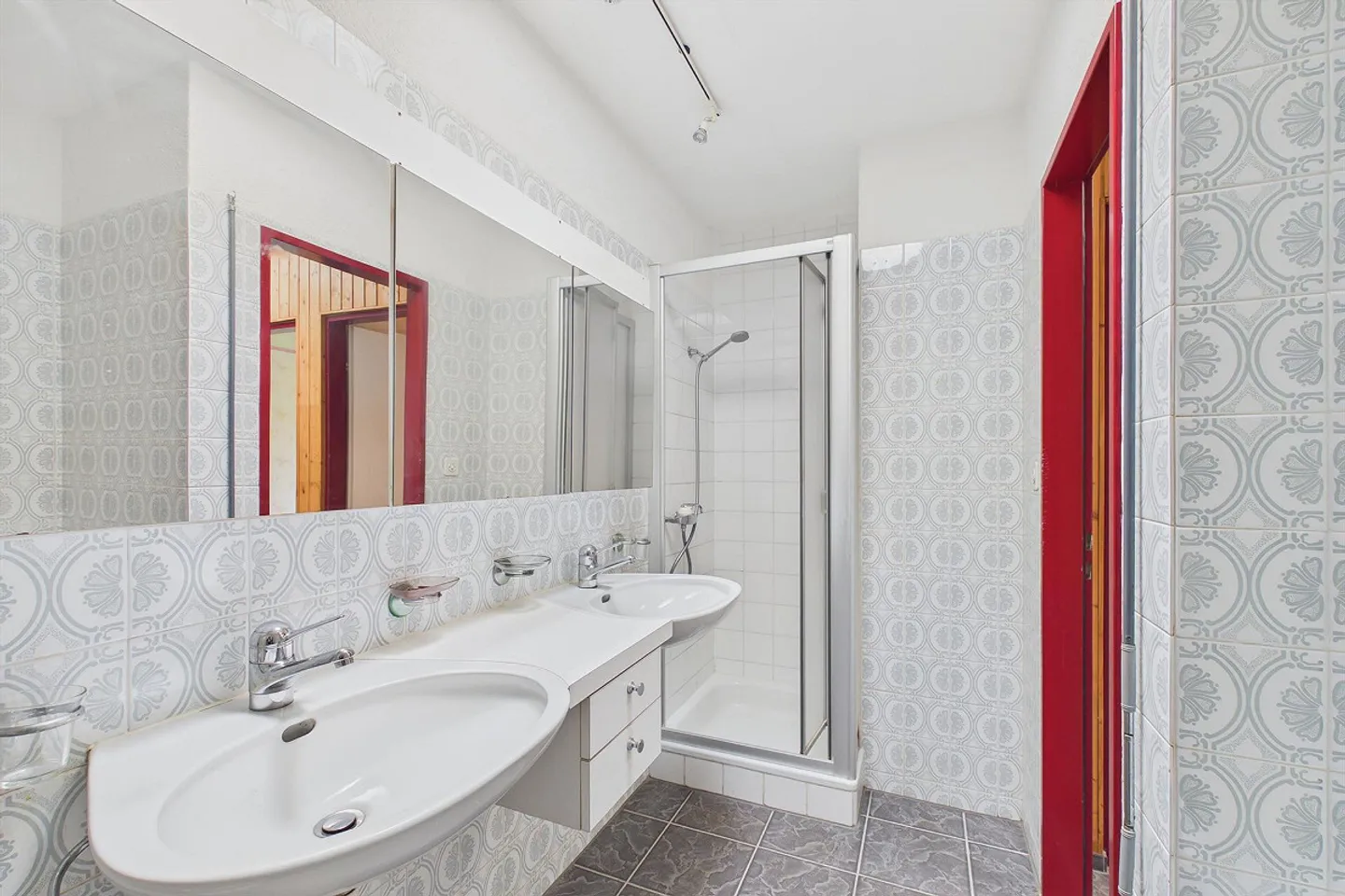 Charming 5-Room Townhouse in Ipsach - Photo 9 of 12