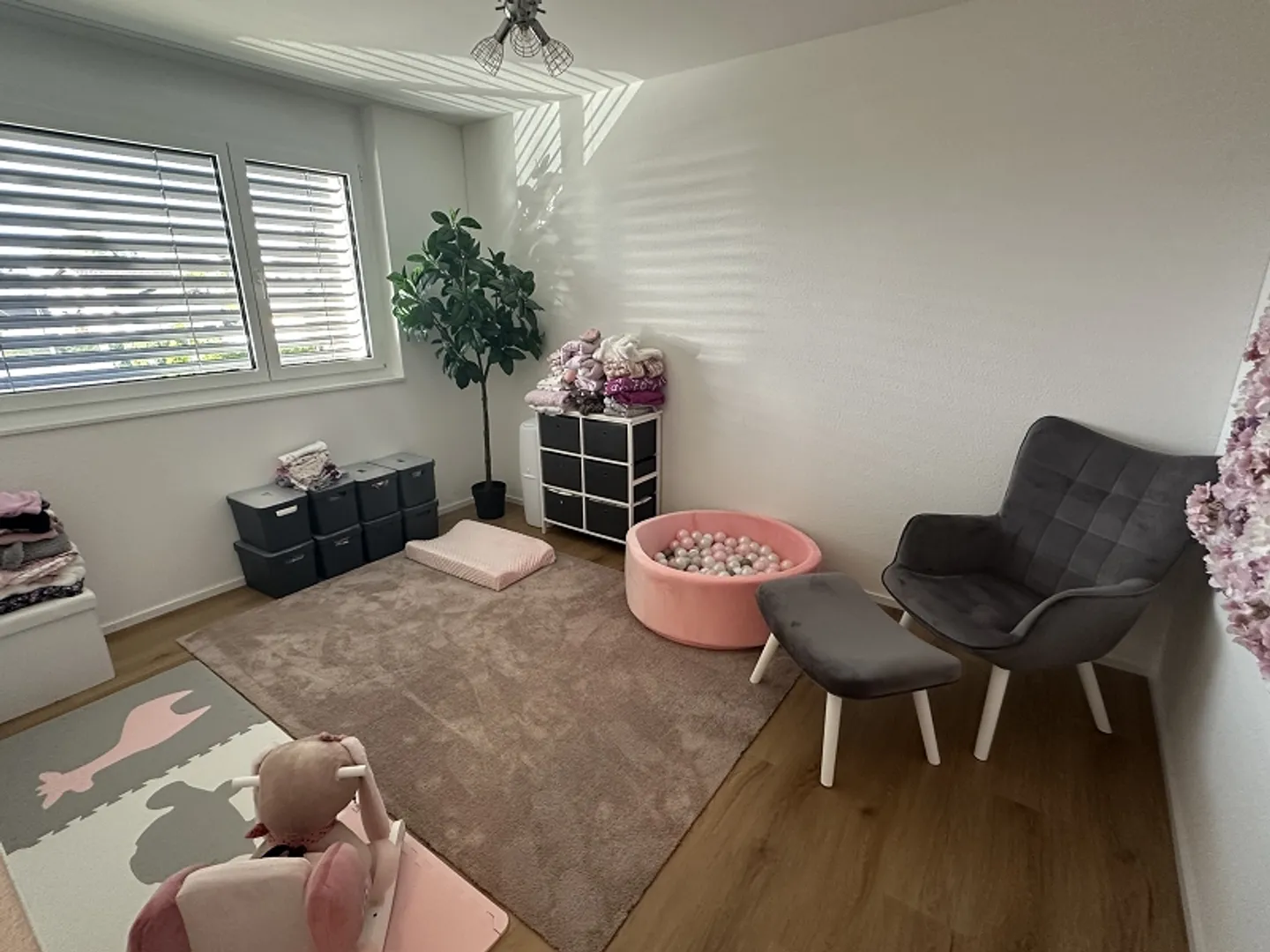 Modern, bright new apartment - Photo 11 of 13