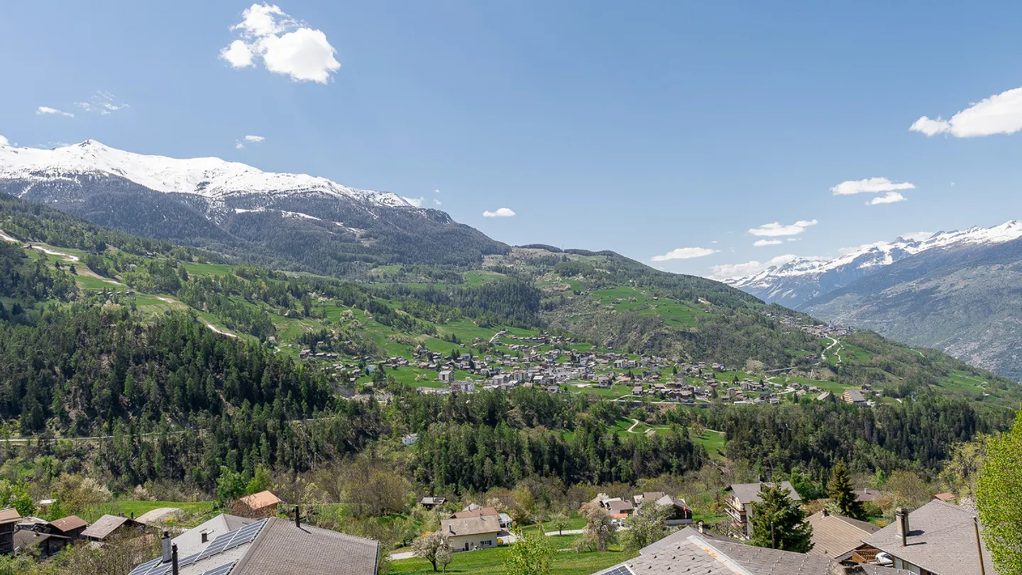 Moderno appartamento di 4,5 stanze con vista ottimale a Bürchen - Foto 2 di 13