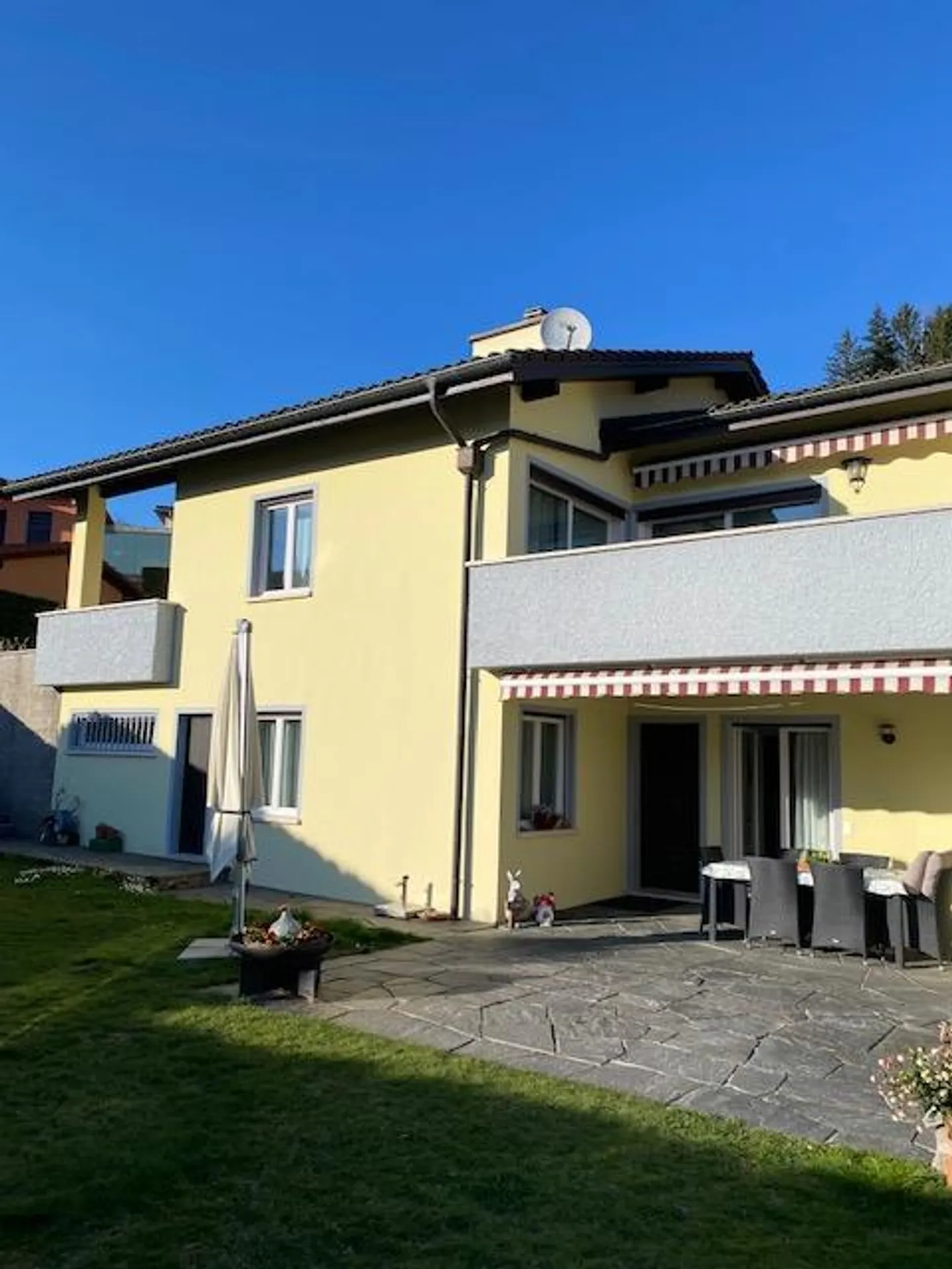 Grande villa con giardino - Foto 1 di 9