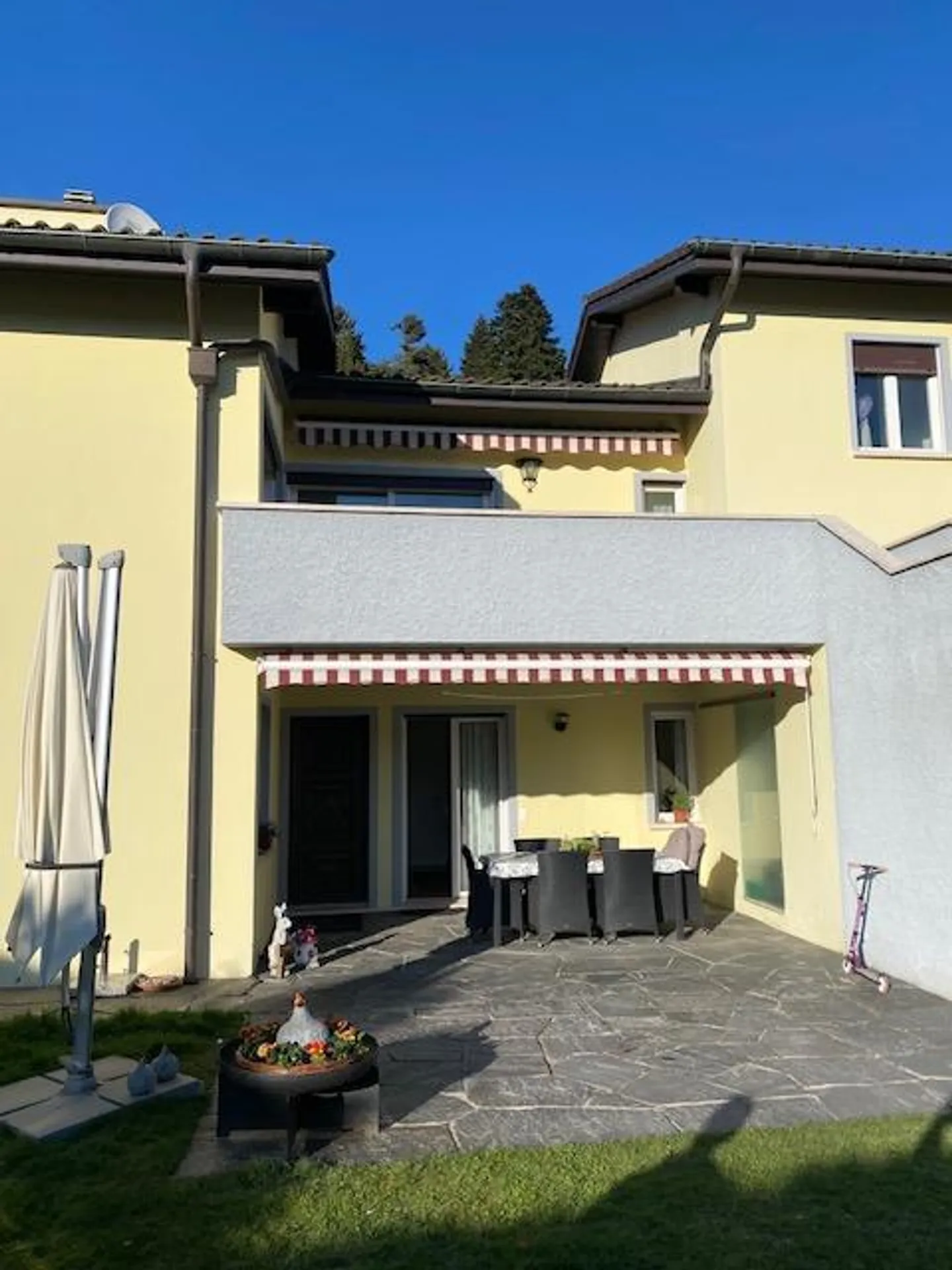 Grande villa con giardino - Foto 2 di 9