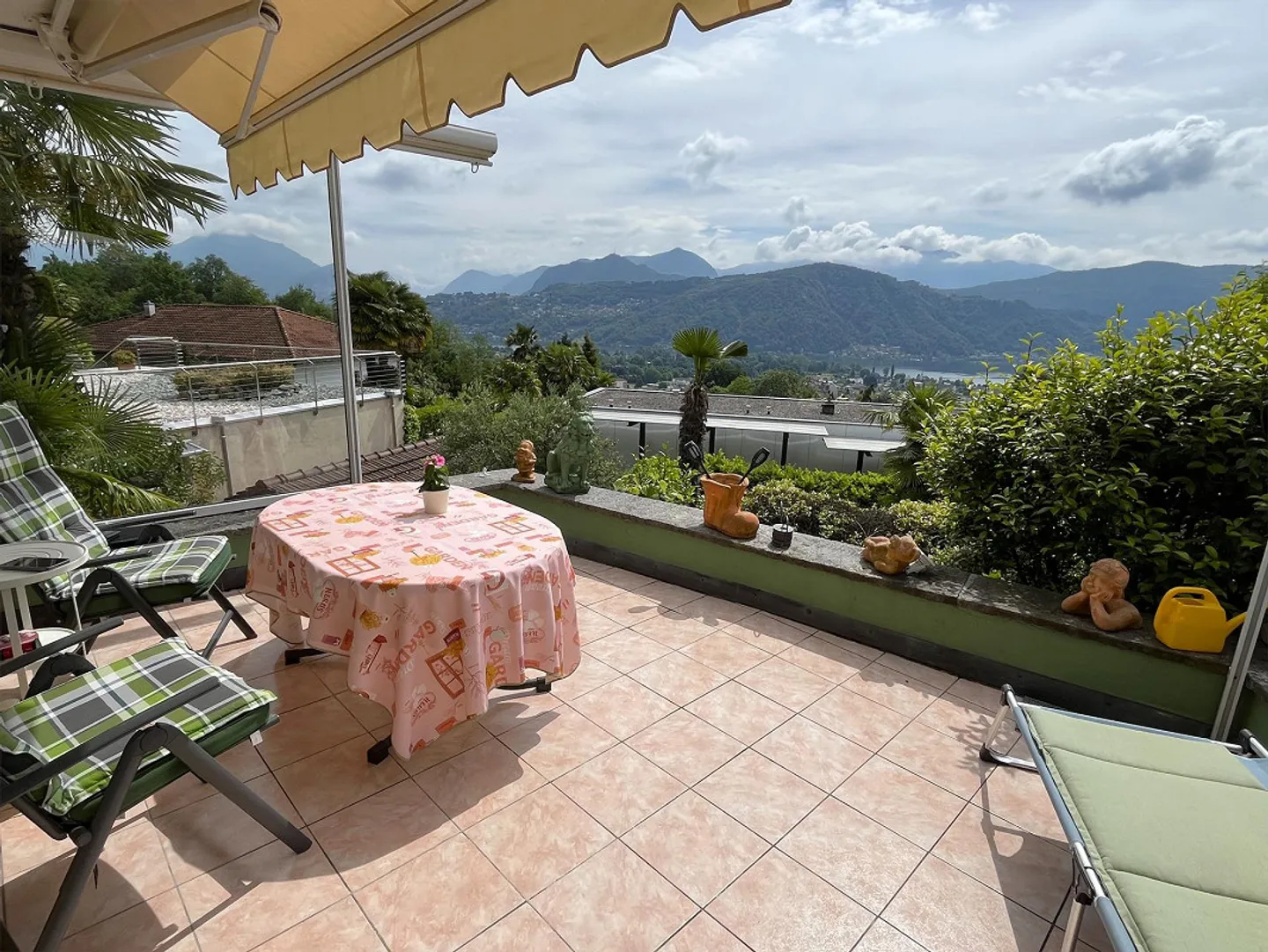 Incantevole casa familiare con vista lago - Foto 2 di 14
