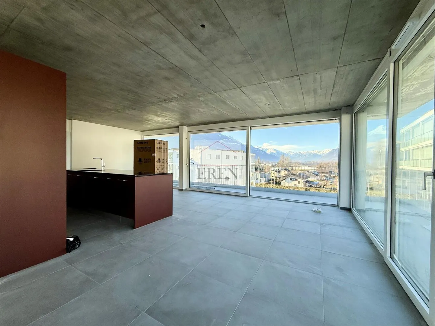 Superbe attique 4 pièces avec façades vitrées et grand balcon-terrasse panoramique de 45 m2 - Photo 5 sur 13