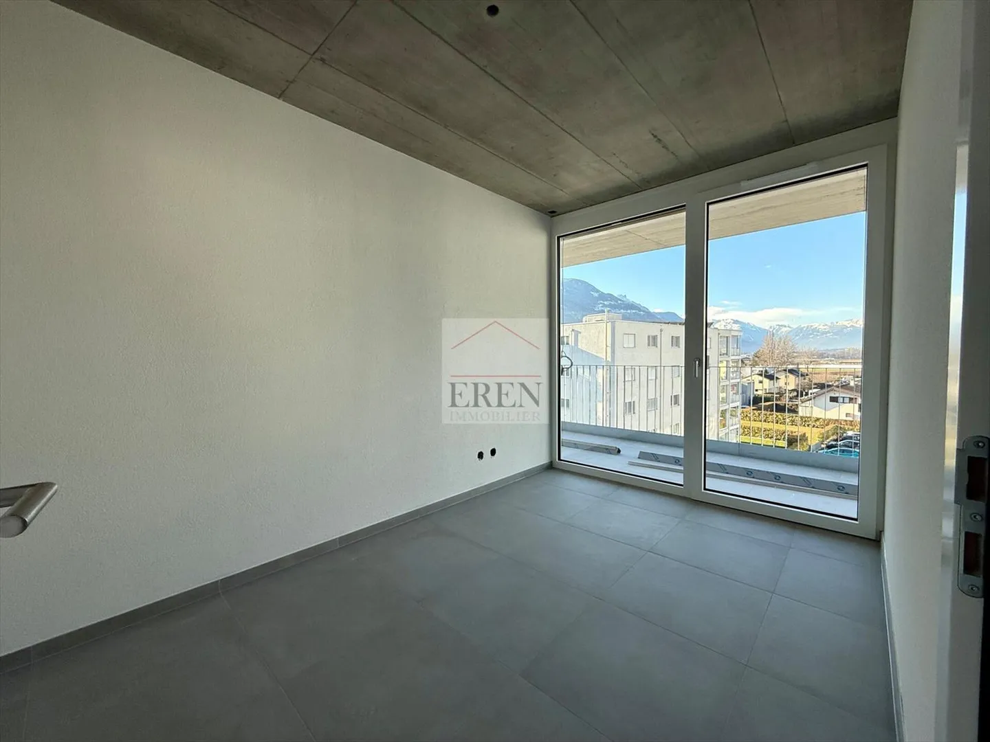 Superbe attique 4 pièces avec façades vitrées et grand balcon-terrasse panoramique de 45 m2 - Photo 8 sur 13