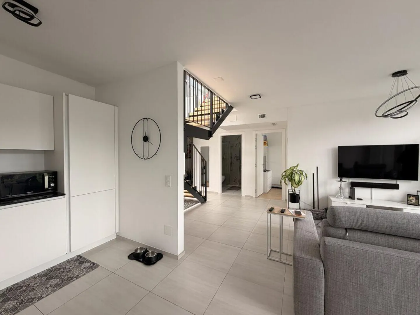 AGNO · APPARTEMENT SPACIEUX ET MODERNE DE DEUX PIÈCES AVEC TERRASSE PANORAMIQUE - Photo 3 sur 12