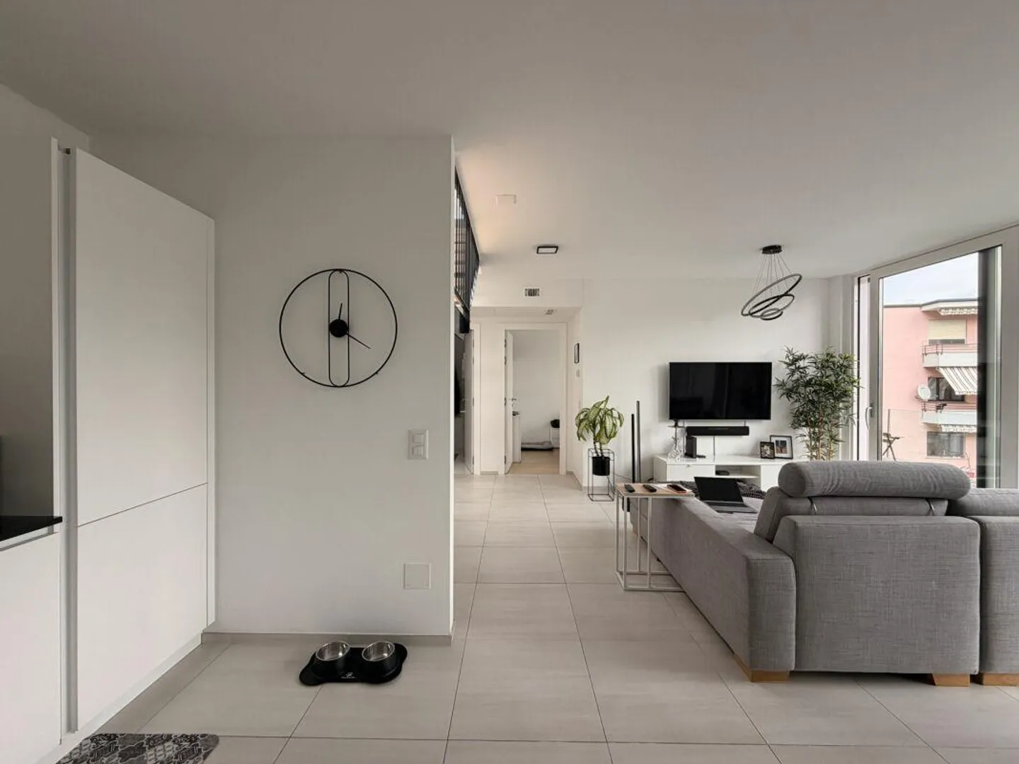 AGNO · APPARTEMENT SPACIEUX ET MODERNE DE DEUX PIÈCES AVEC TERRASSE PANORAMIQUE - Photo 4 sur 12