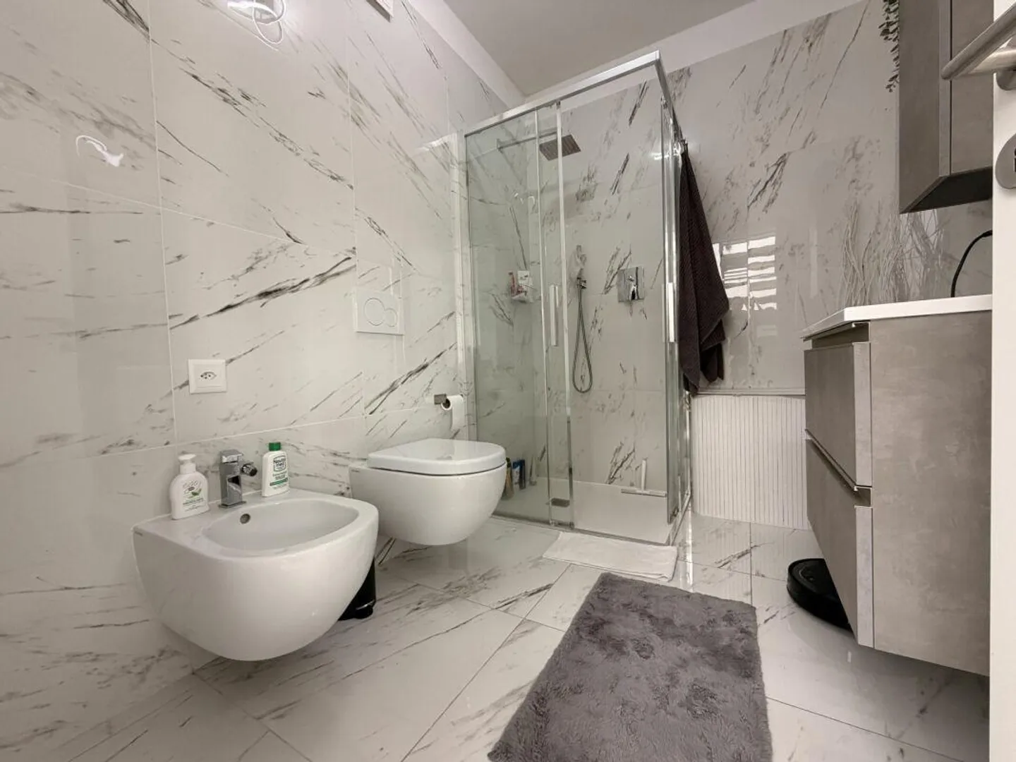 AGNO · APPARTEMENT SPACIEUX ET MODERNE DE DEUX PIÈCES AVEC TERRASSE PANORAMIQUE - Photo 6 sur 12