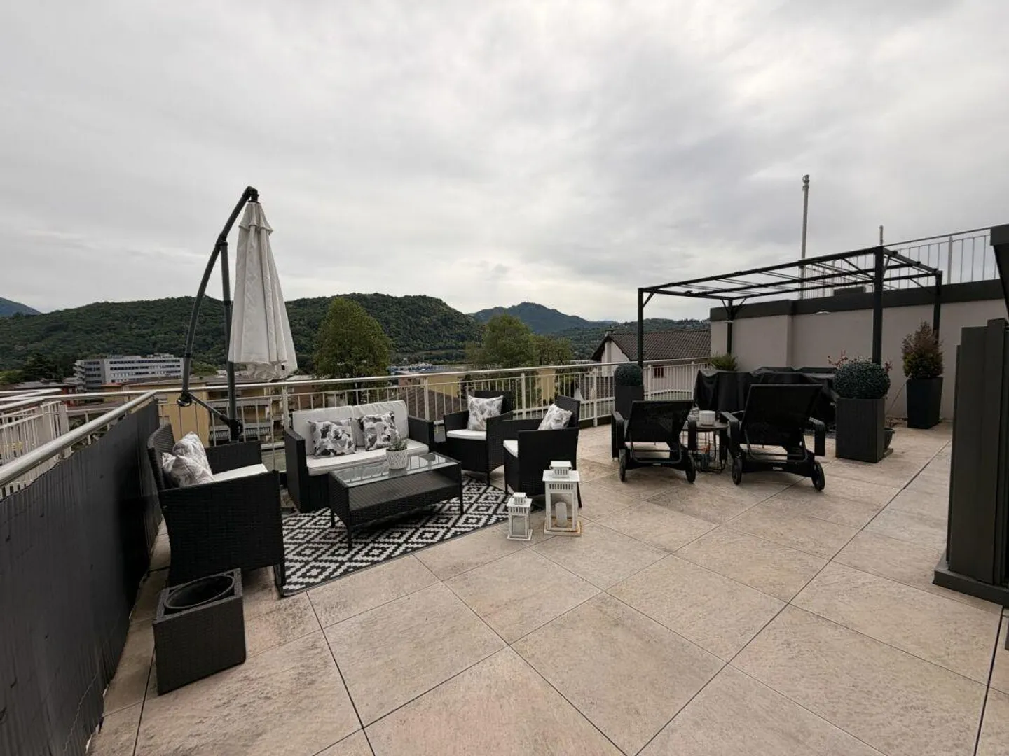 AGNO · APPARTEMENT SPACIEUX ET MODERNE DE DEUX PIÈCES AVEC TERRASSE PANORAMIQUE - Photo 9 sur 12