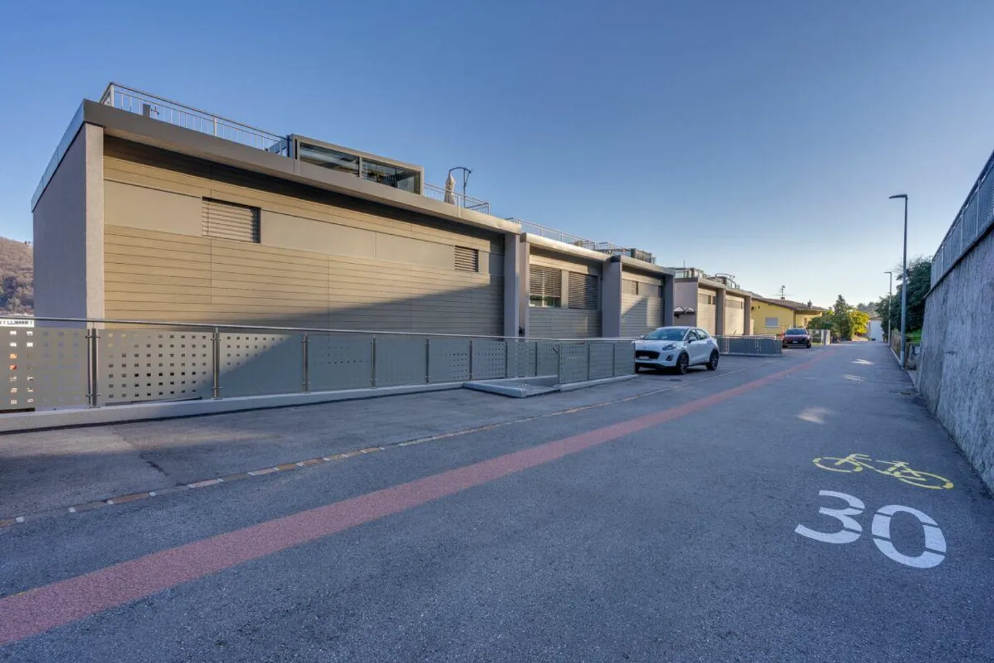 AGNO · APPARTEMENT SPACIEUX ET MODERNE DE DEUX PIÈCES AVEC TERRASSE PANORAMIQUE - Photo 10 sur 12