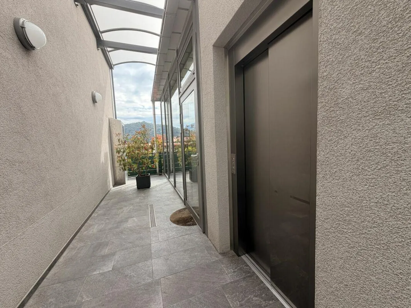 AGNO · APPARTEMENT SPACIEUX ET MODERNE DE DEUX PIÈCES AVEC TERRASSE PANORAMIQUE - Photo 11 sur 12