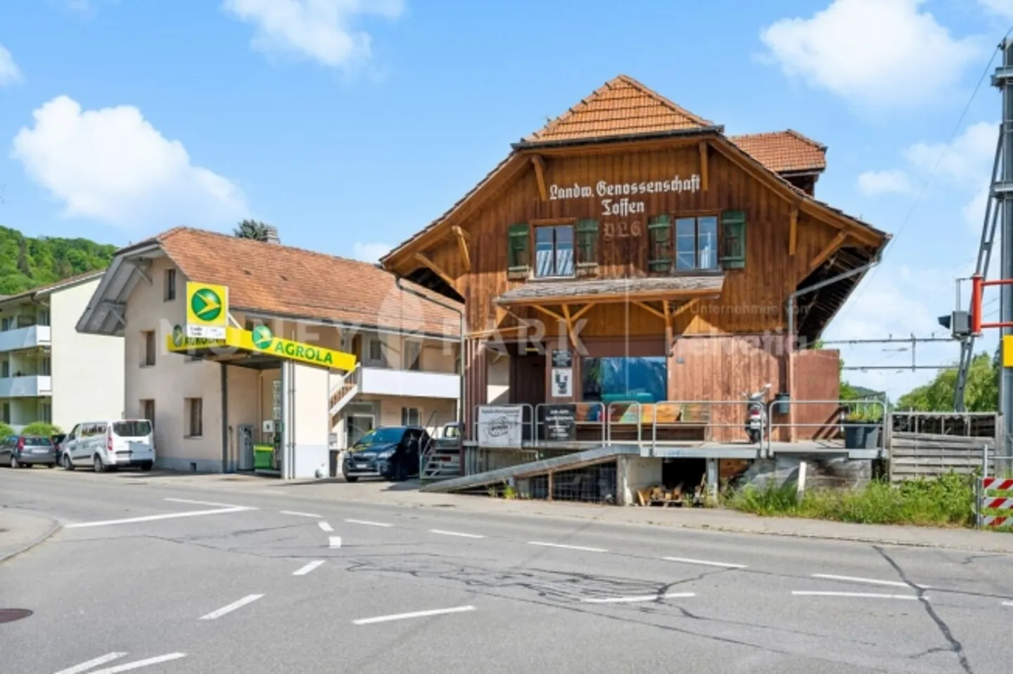 «Mehrfamilienhaus und Tankstelle an attraktiver Lage» - Foto 1 von 8