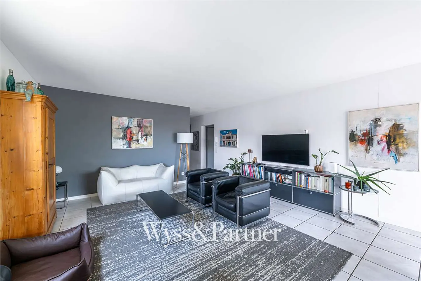 Bright and modern 5-room apartment in Gordola: your new oasis of tranquility - Photo 2 of 13