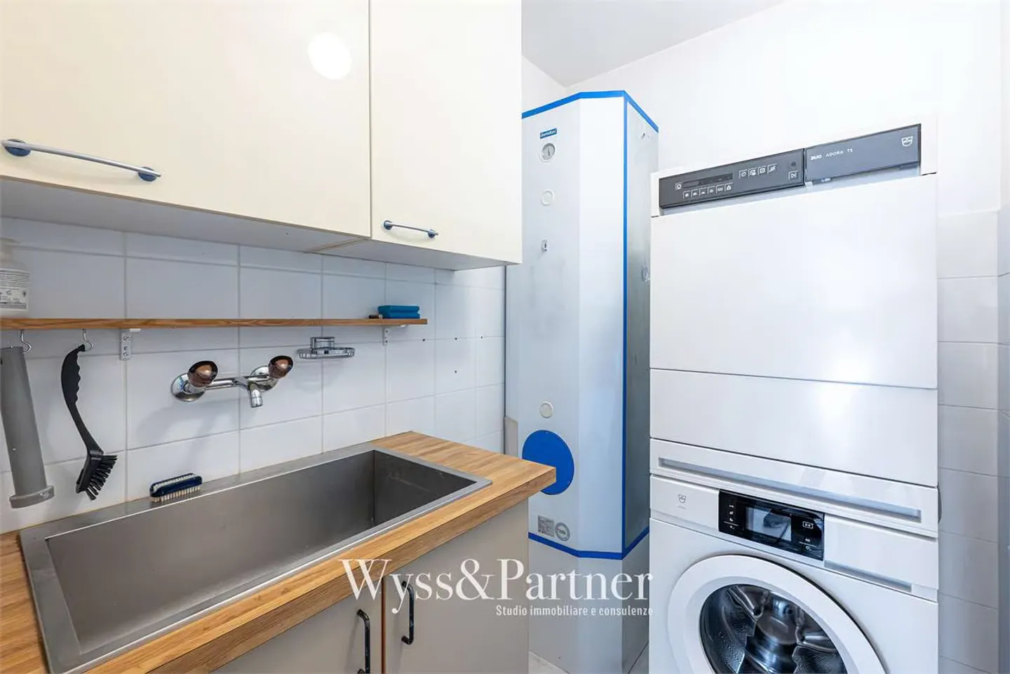 Bright and modern 5-room apartment in Gordola: your new oasis of tranquility - Photo 11 of 13