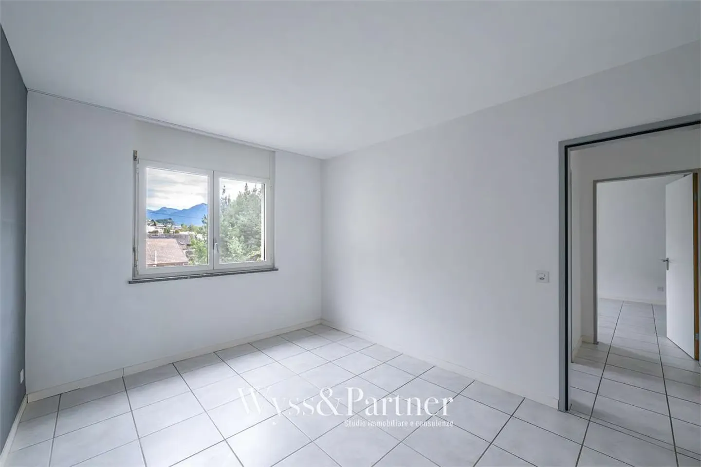 Bright and modern 5-room apartment in Gordola: your new oasis of tranquility - Photo 12 of 13