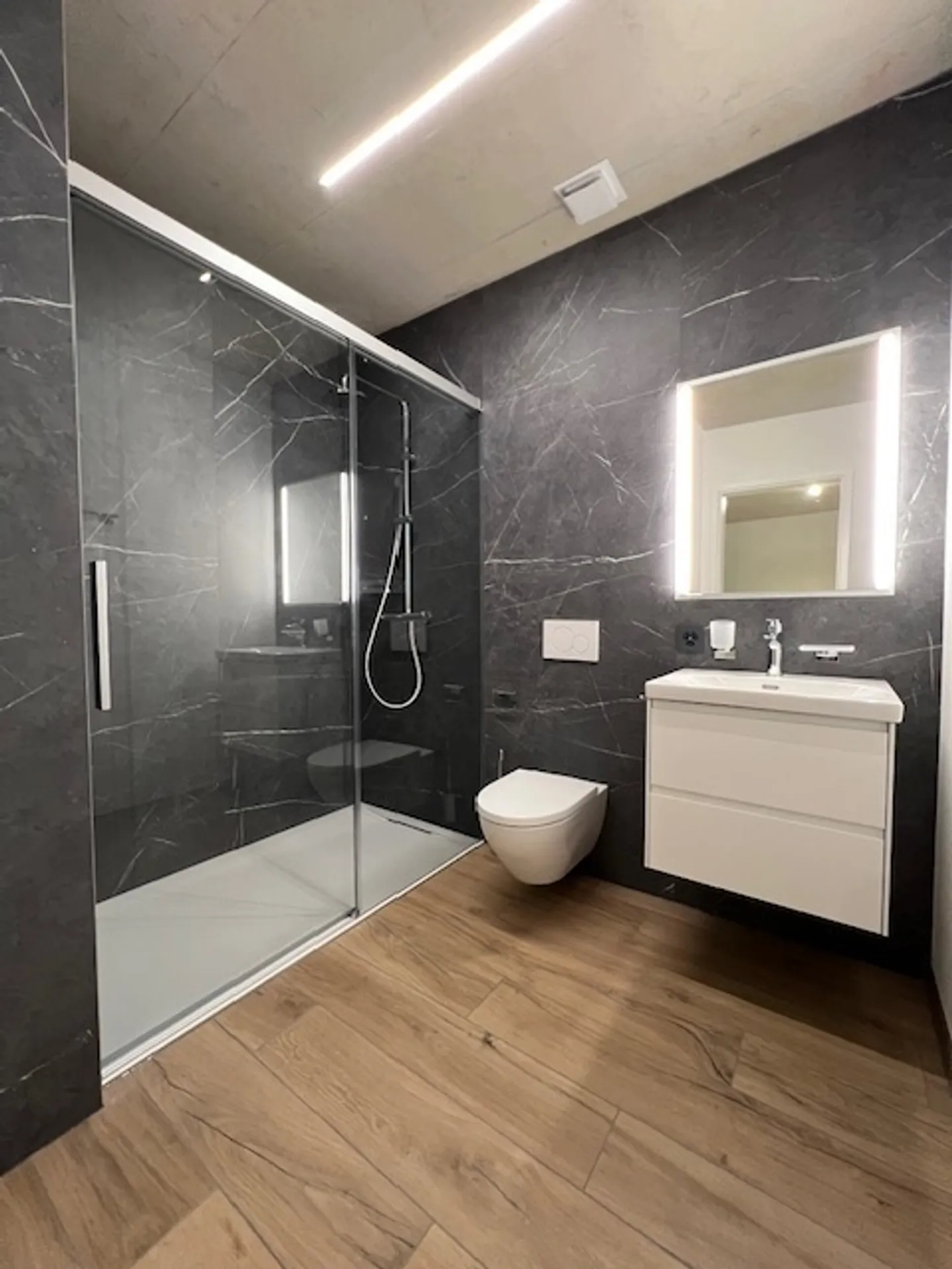 In affitto: splendido appartamento moderno e luminoso di 2,5 locali - 1° piano - Foto 6 di 7