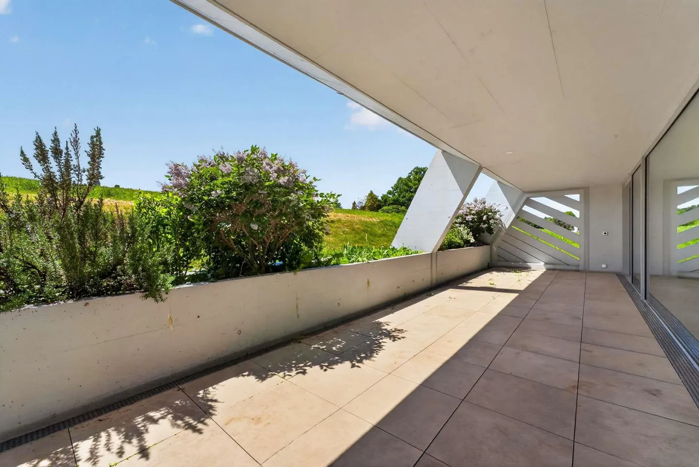 Spacious living: Modern 5.5-room apartment with 35.5 m² terrace - Photo 12 of 29