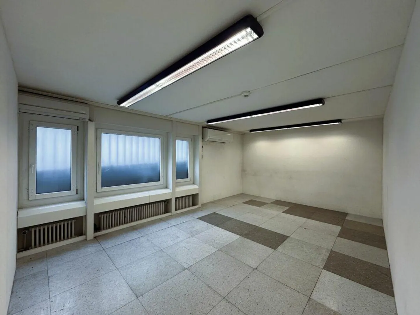 Salle multifonctionnelle avec lumière du jour et fenêtres - Photo 2 sur 13