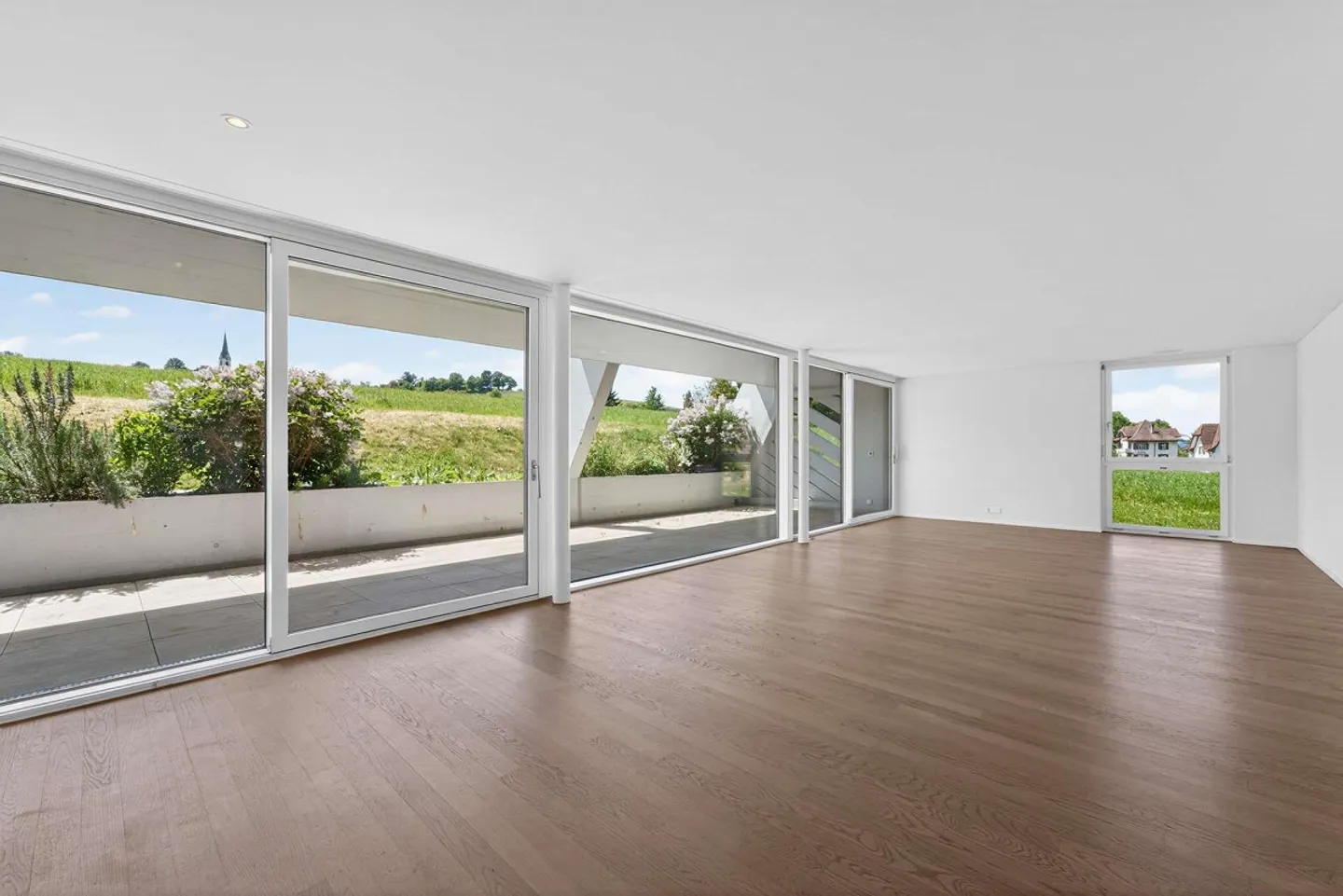Spacious living: Modern 5.5-room apartment with 35.5 m² terrace - Photo 2 of 29