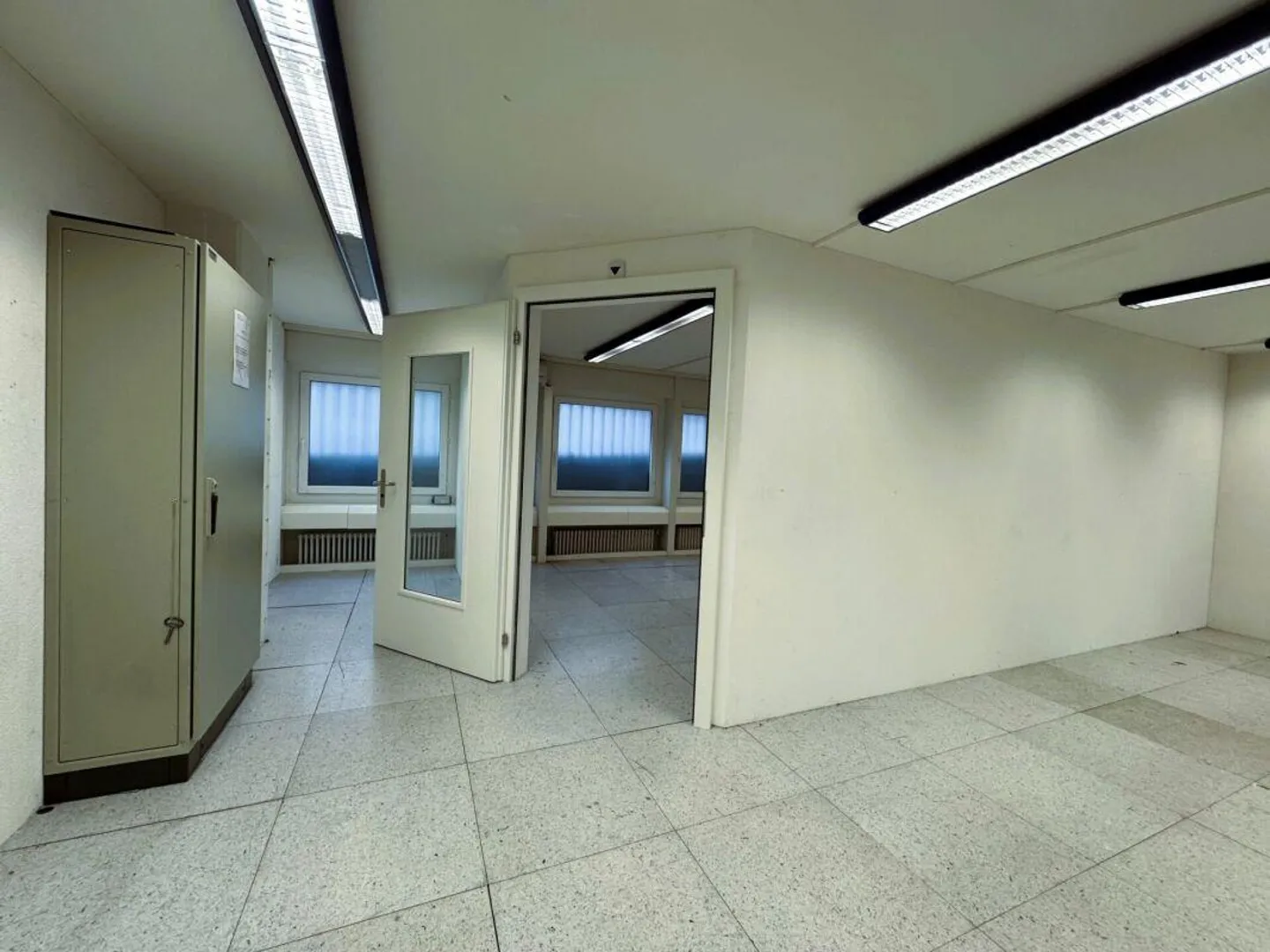 Salle multifonctionnelle avec lumière du jour et fenêtres - Photo 3 sur 13