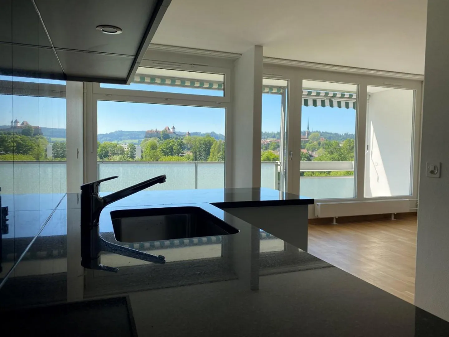 Modern 4.5 room apartment with great view - Photo 2 of 11