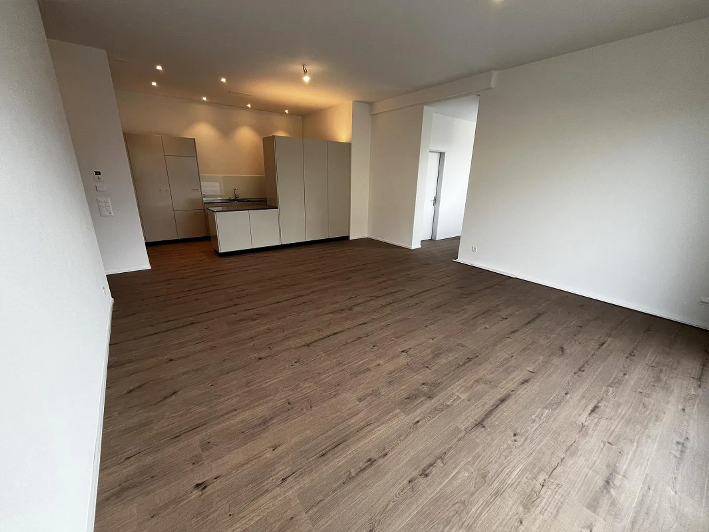 PRIMA AFFITTAZIONE: 157m2 Spazi Ufficio (6.5 Stanze Piano Terra Ovest) - Foto 2 di 9