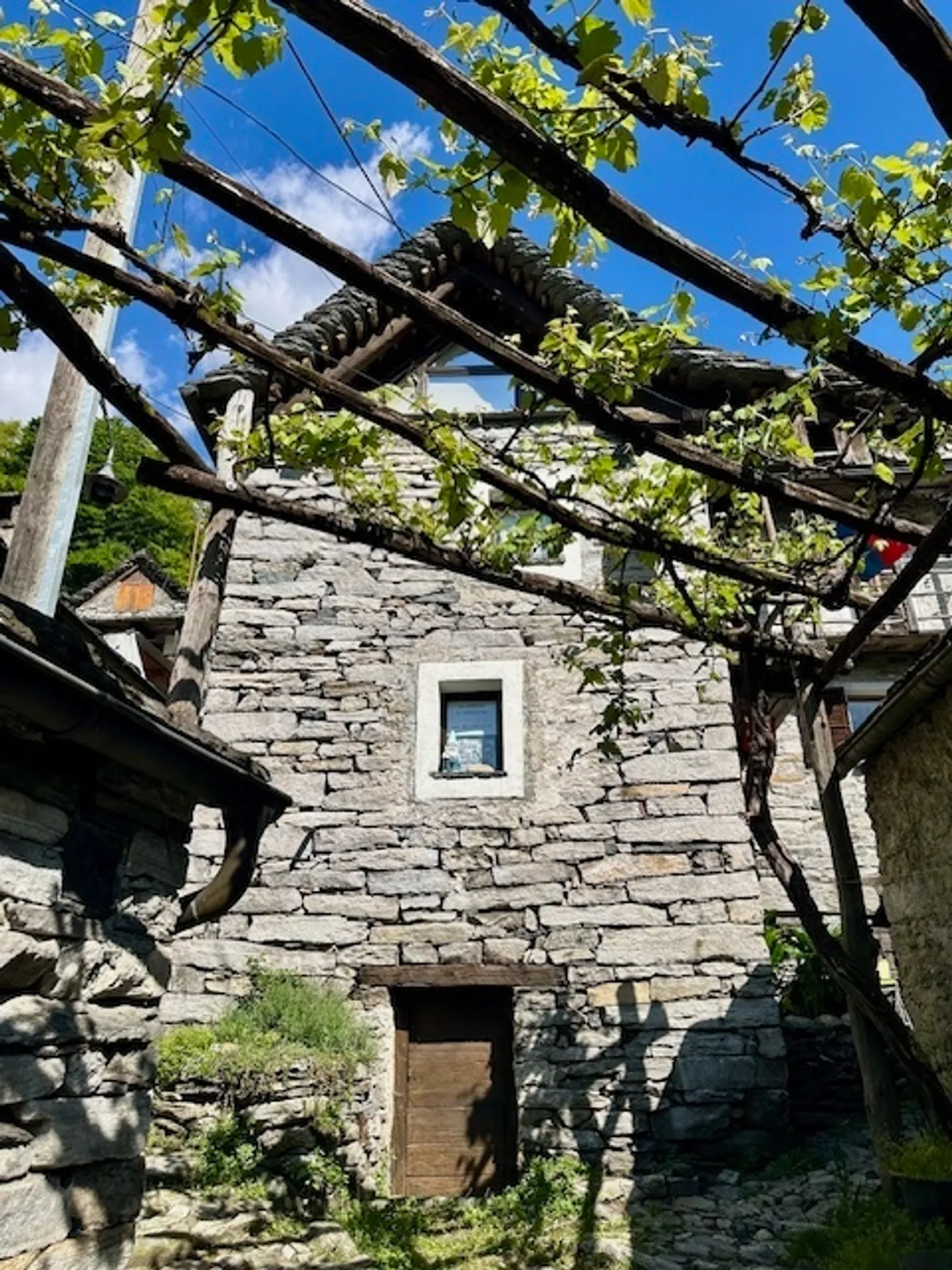 Furnished 3-room Rustico in historic Corippo (Verzasca Valley) - Photo 1 of 16