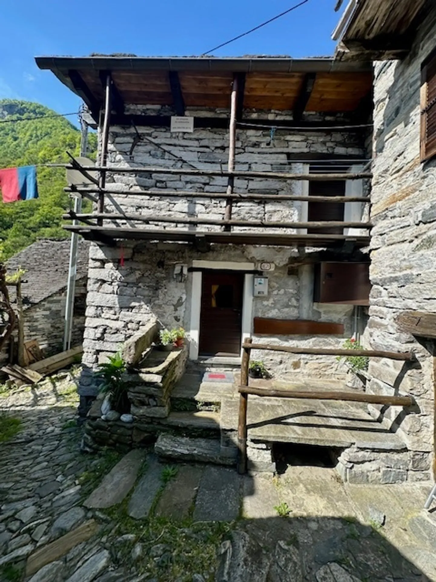 Furnished 3-room Rustico in historic Corippo (Verzasca Valley) - Photo 2 of 16