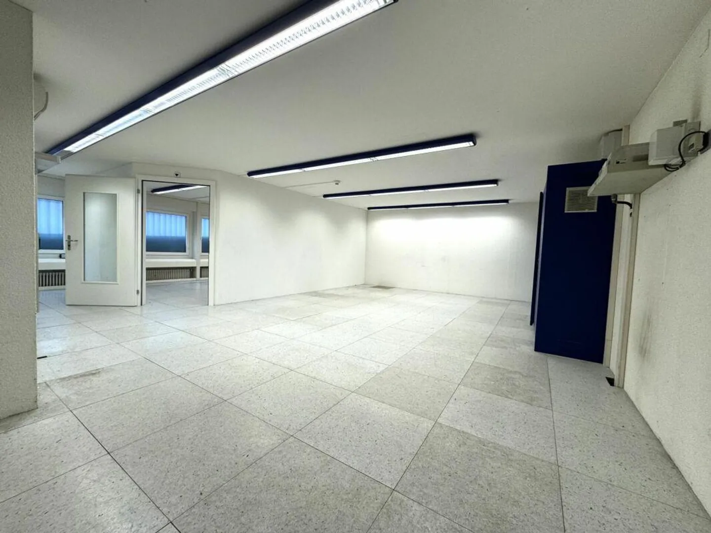 Salle multifonctionnelle avec lumière du jour et fenêtres - Photo 13 sur 13
