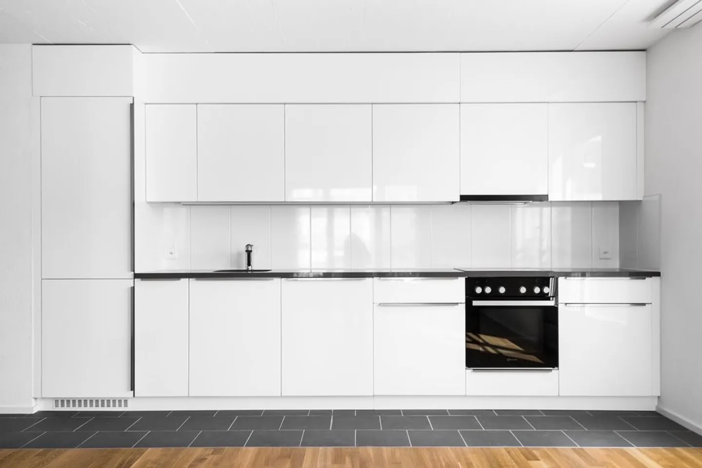 Modern apartment in urban area - Photo 4 of 7