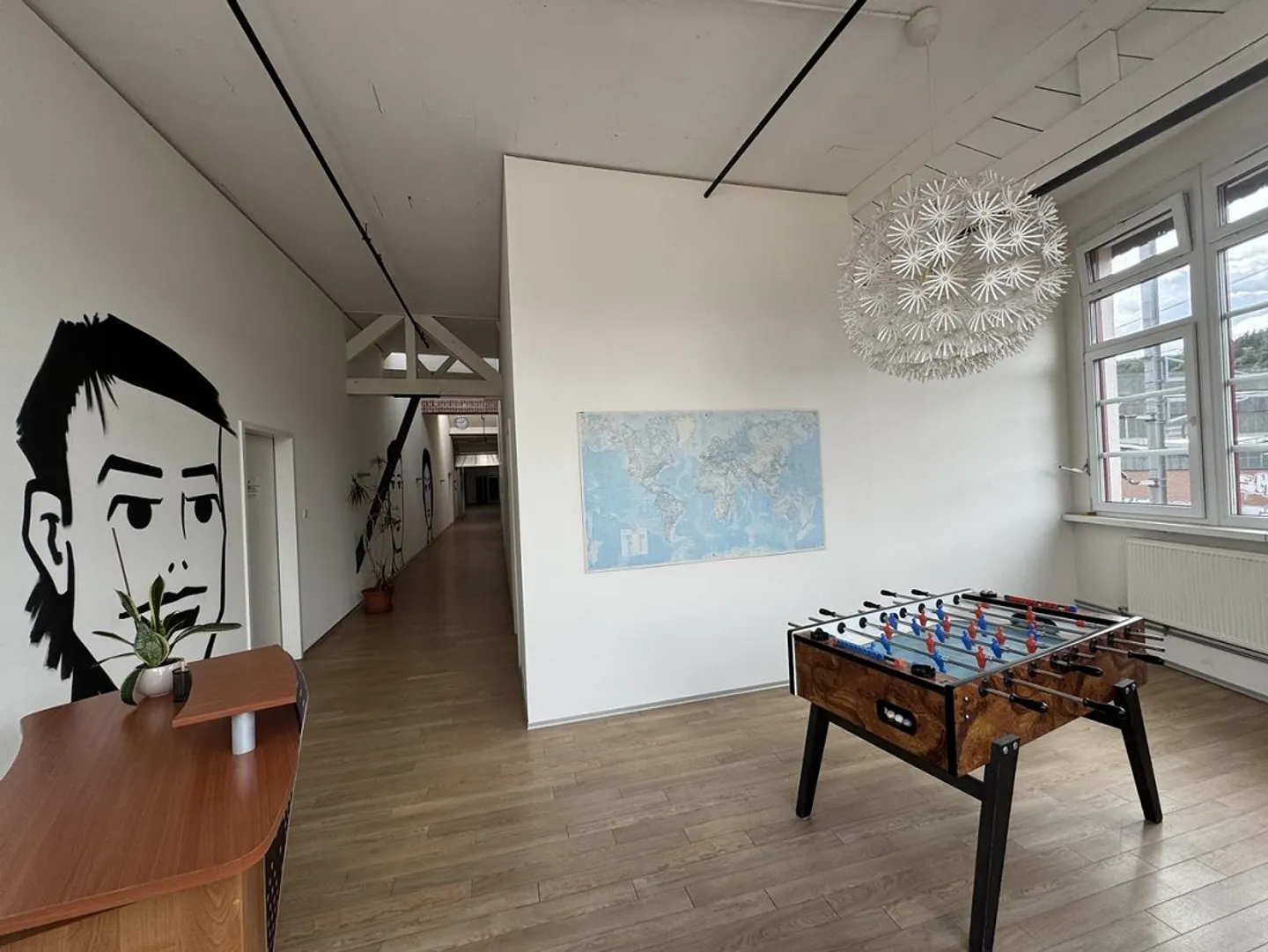 Geräumiger Loft-Bürobereich - Foto 6 von 9