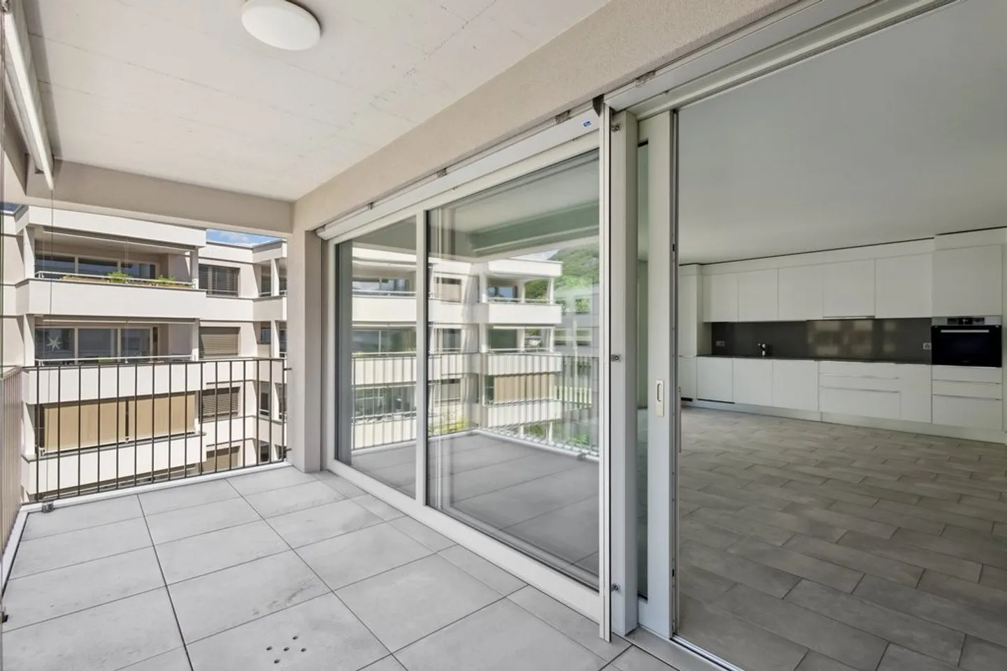 Appartamento moderno e luminoso di 2,5 stanze nel verde - Foto 3 di 7