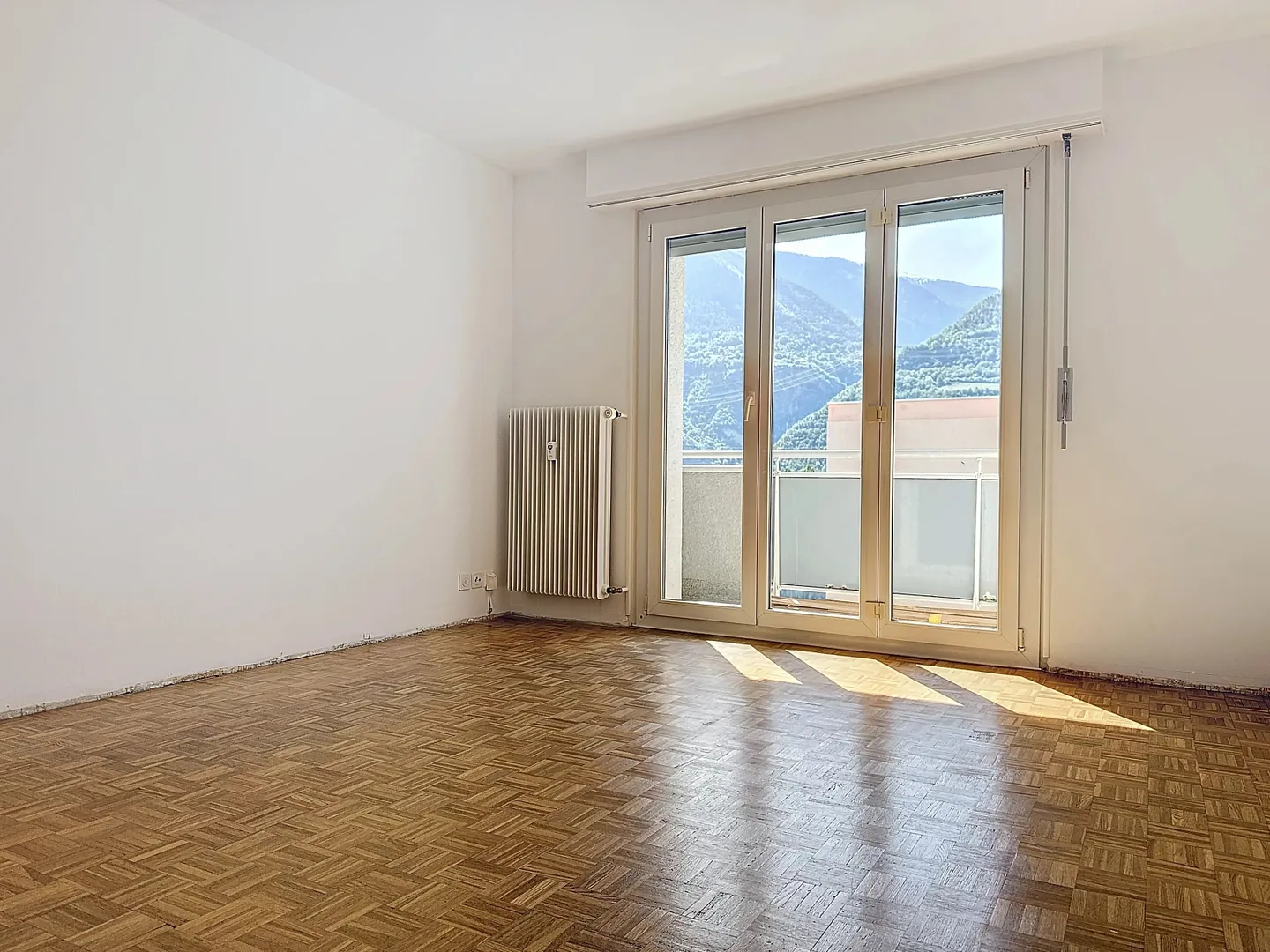 Charming 3-Room Apartment in Sierre - Photo 2 of 11