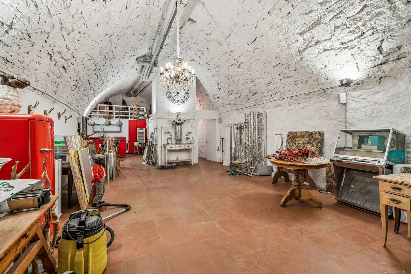 Traditional residential and commercial property in the Schaffhausen old town - Photo 12 of 15