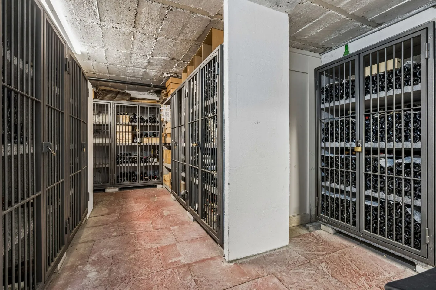 Traditional residential and commercial property in the Schaffhausen old town - Photo 13 of 15