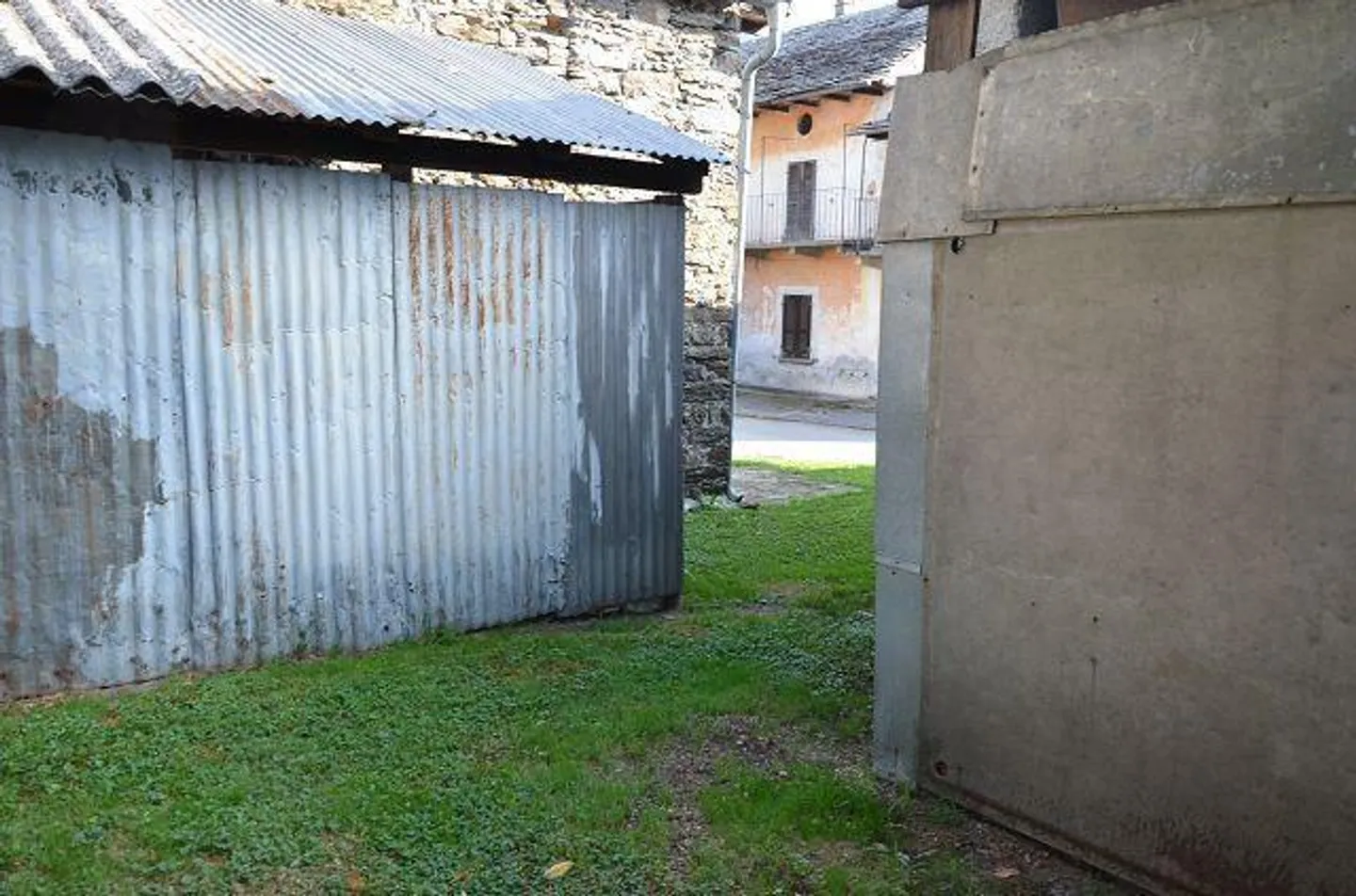«Grande rustico nel nucleo da rinnovare con piccolo terreno e posti auto» - Foto 11 di 21
