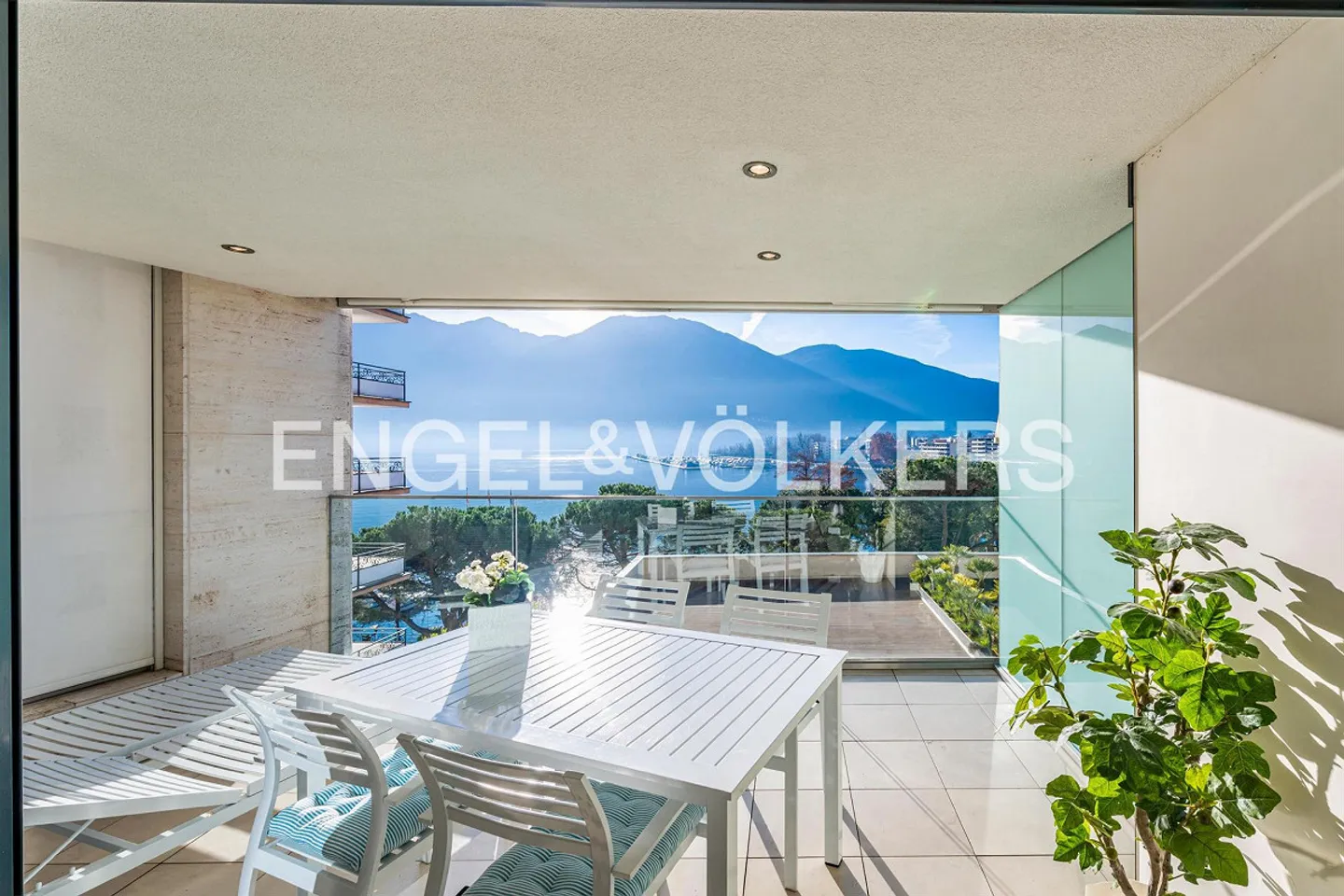 Résidence urbaine luxueuse en première ligne du lac - Muralto (68) - Photo 2 sur 12