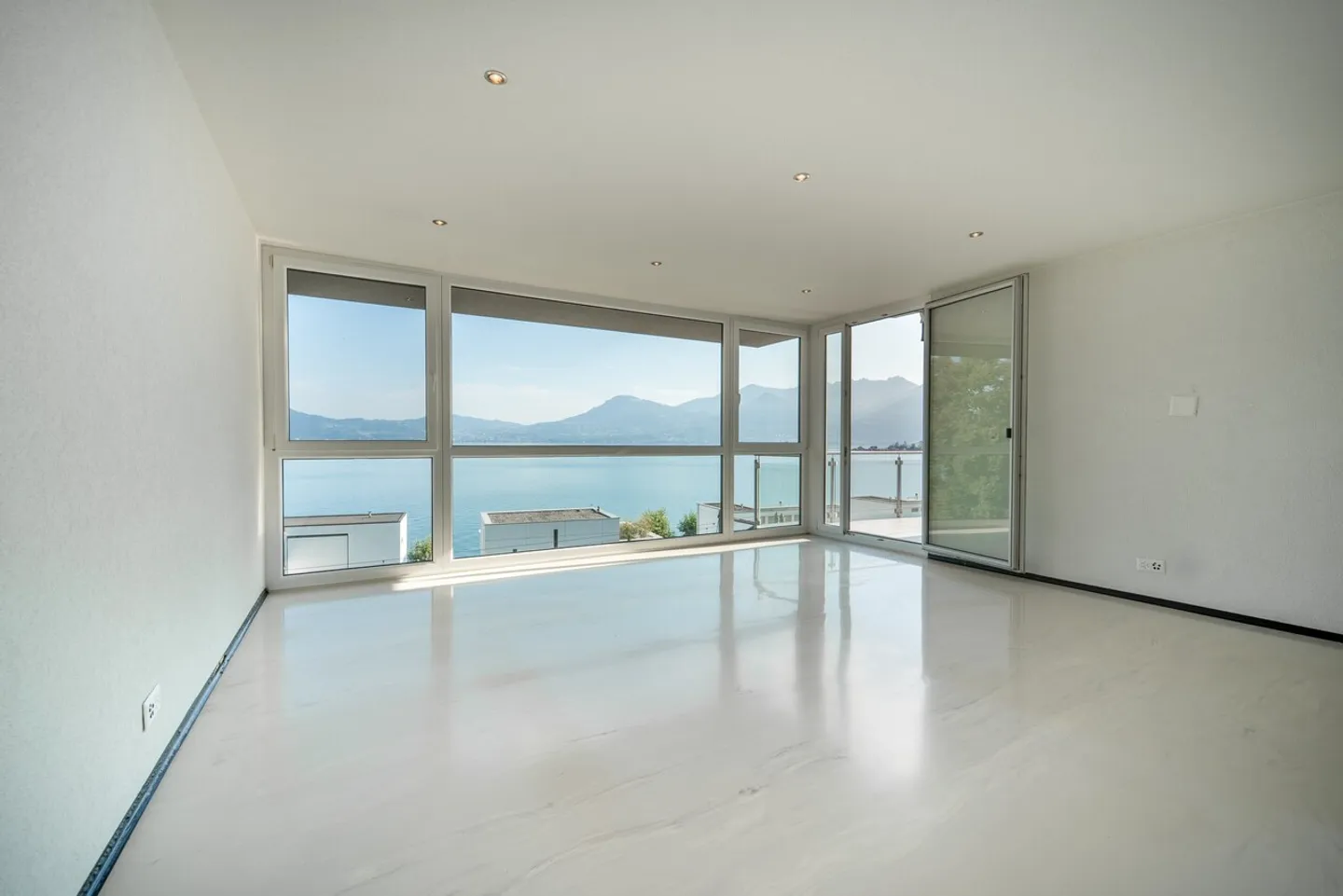 APPARTAMENTO - VISTA LAGO INEGUAGLIABILE - GARAGE DOPPIO - ESCLUSIVO - Foto 1 di 11