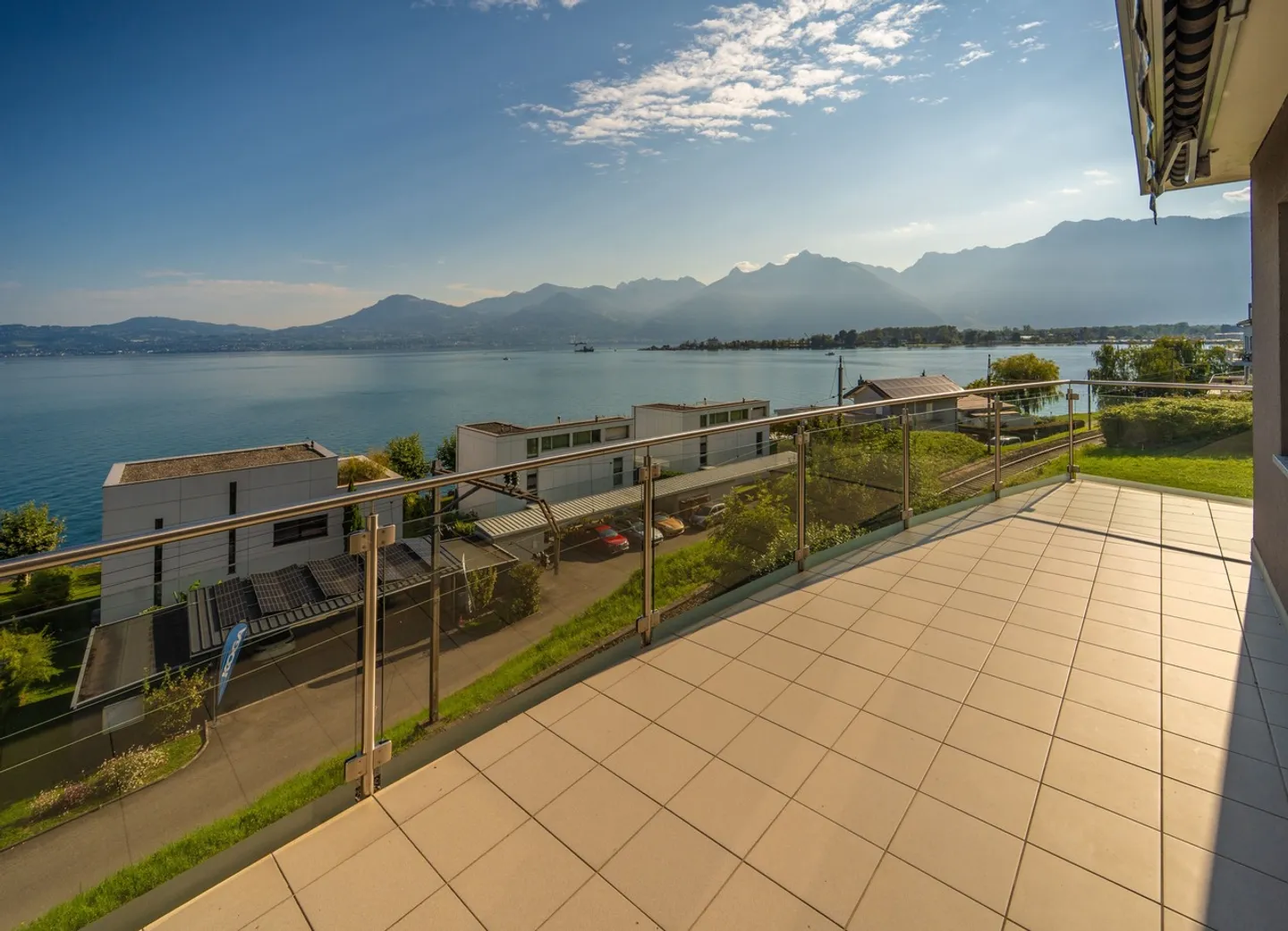 APPARTAMENTO - VISTA LAGO INEGUAGLIABILE - GARAGE DOPPIO - ESCLUSIVO - Foto 2 di 11