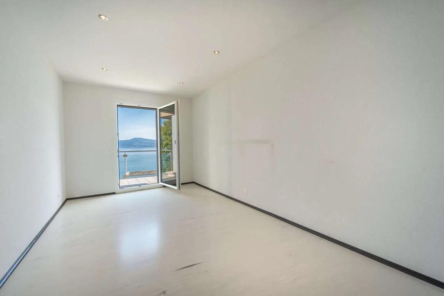 APPARTAMENTO - VISTA LAGO INEGUAGLIABILE - GARAGE DOPPIO - ESCLUSIVO - Foto 5 di 11
