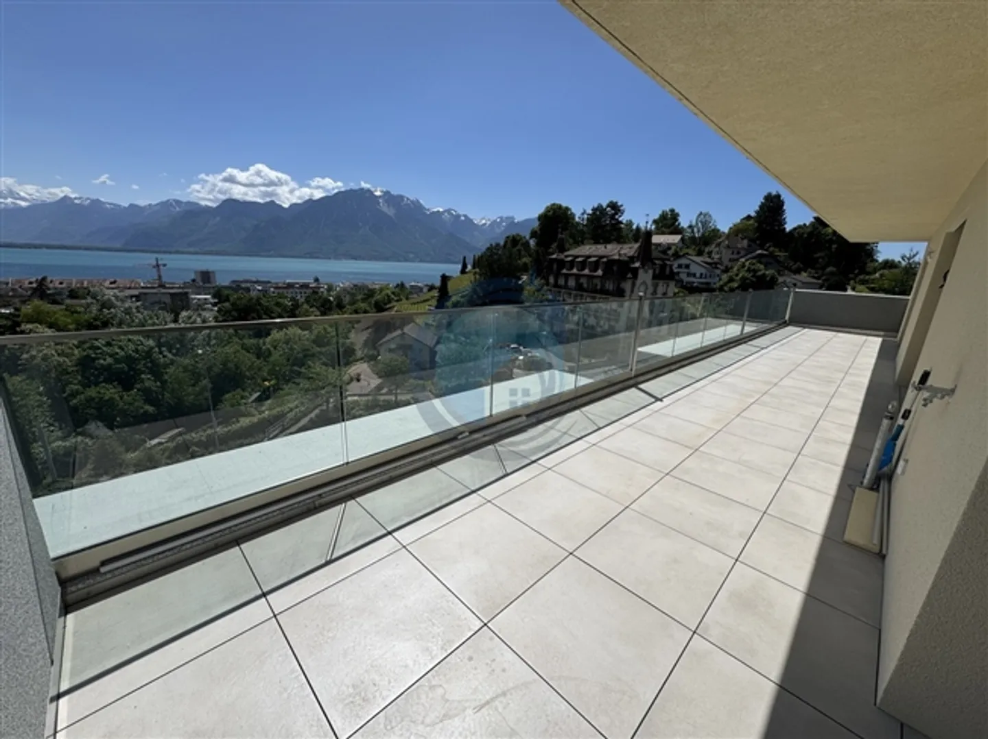 Appartement penthouse 2,5 pièces avec vue panoramique sur le lac - Photo 9 sur 11