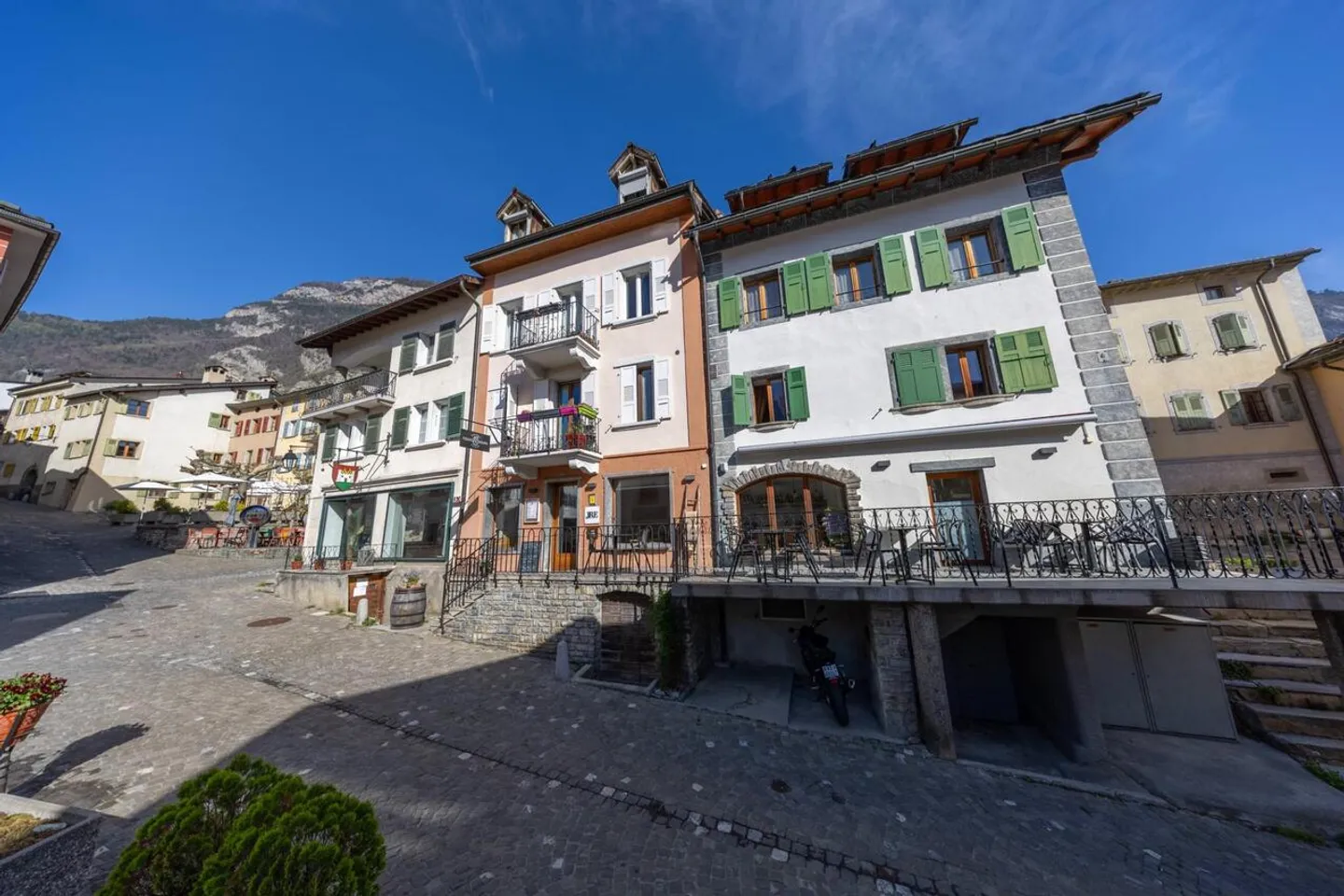 Charmant duplex en attique de 3,5 pièces dans le Bourg - Photo 2 sur 11