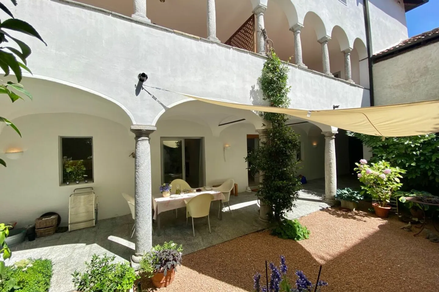Pure tranquility !!! Restored village palazzo with Mediterranean courtyard & double garage - near Lugano - Photo 36 of 39