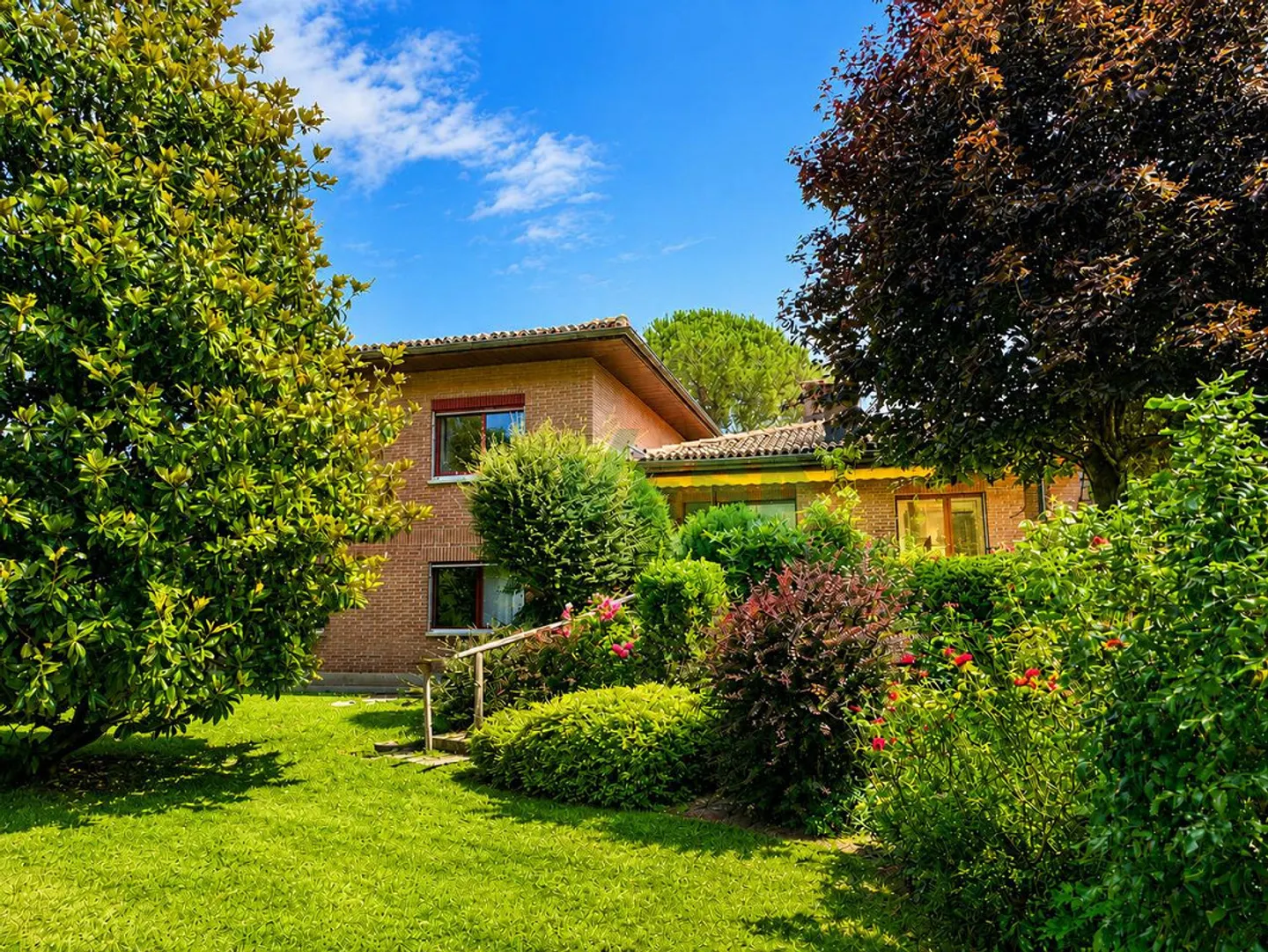 Elegant villa with a separate one-bedroom apartment and a large level garden - Photo 11 of 17