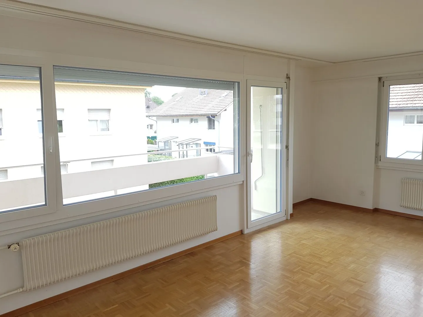 Renovated 4-room apartment in Lyss - Photo 2 of 12