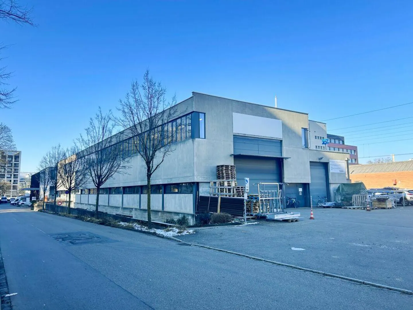 Officina con edificio per uffici adiacente - Foto 1 di 4