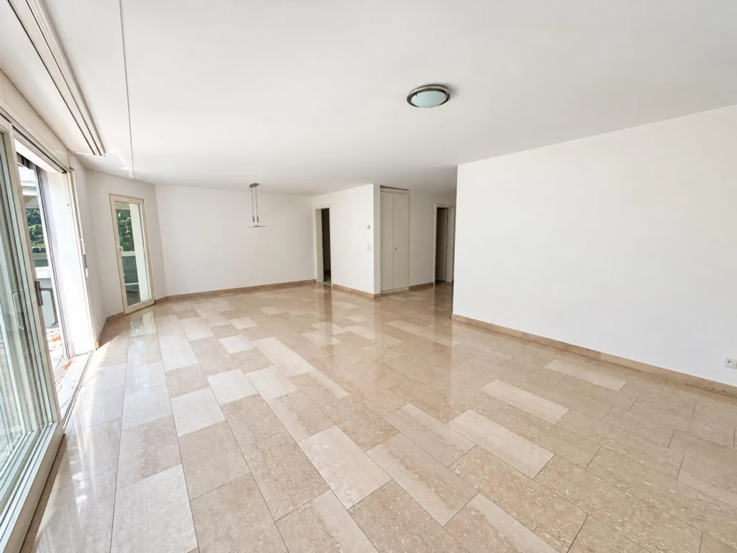 Appartamento ben tenuto di 4,5 stanze con giardino d'inverno e balcone - Foto 3 di 11