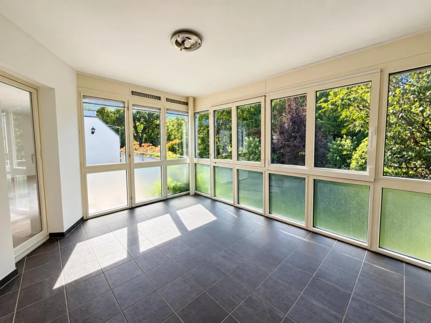 Appartamento ben tenuto di 4,5 stanze con giardino d'inverno e balcone - Foto 4 di 11