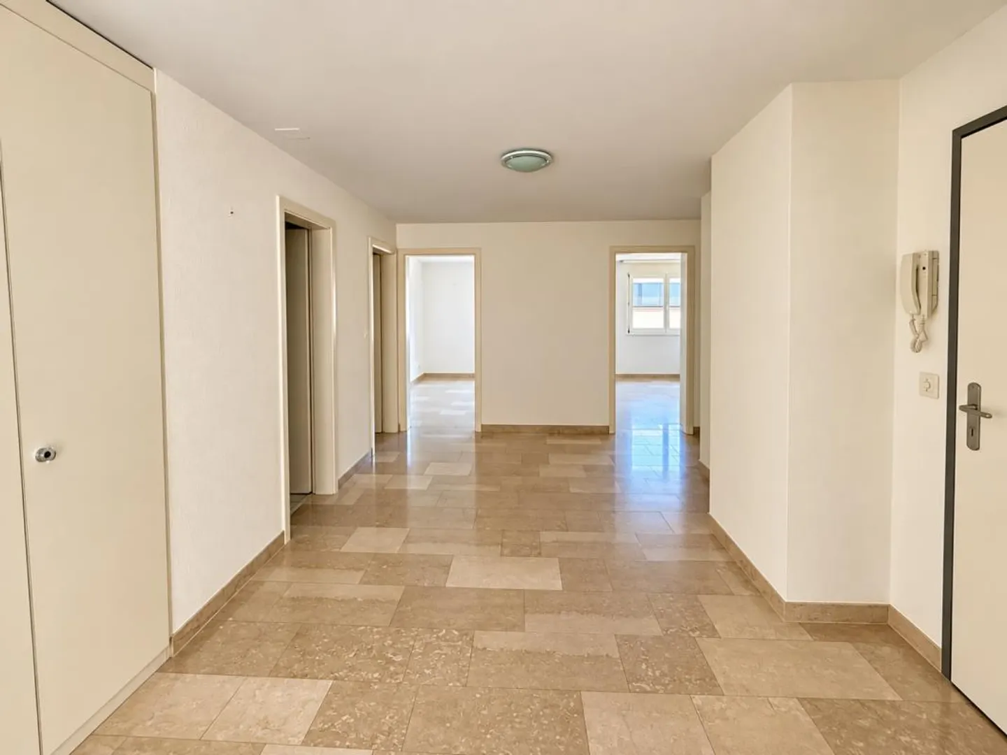 Appartamento ben tenuto di 4,5 stanze con giardino d'inverno e balcone - Foto 8 di 11