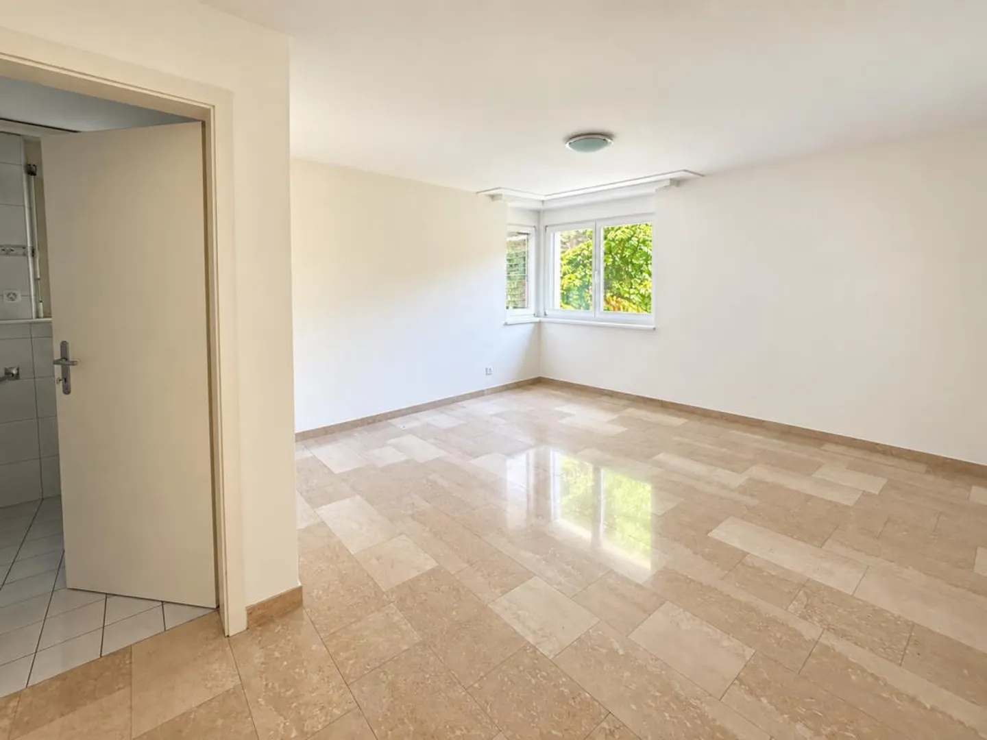 Appartamento ben tenuto di 4,5 stanze con giardino d'inverno e balcone - Foto 9 di 11